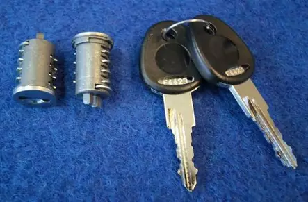 Lukkopesä+avainsarja FF2 4423, 2+2kpl 2 pesää, 2 avainta - Ovien, luukkujen osat - 1400720-23 - 1