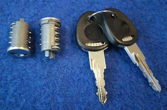 Lukkopesä+avainsarja FF2 4423, 2+2kpl 2 pesää, 2 avainta - Ovien, luukkujen osat - 1400720-23 - 1