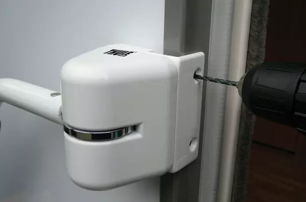 Thule turvakahvan kiinnityssarja kehykseen - Lisälukot matkailuajoneuvoihin - 308893 - 1