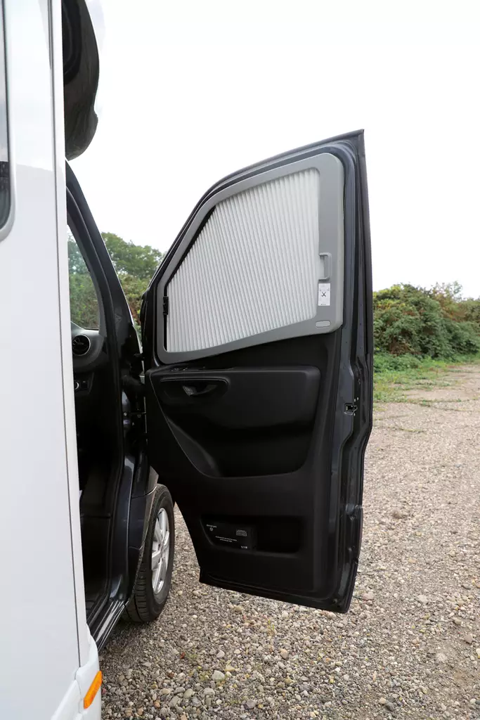 Remis sivuikkunan pimennysverho REMIfront 4, MB Sprinter 2019->, oikea - Ikkunat ja osat - 10077546 - 1